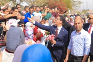 رئيس جامعة بنها يتفقد معرض الزهور السنوي في دورته الثالثة