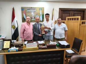 تكريم الطالب عبد الرحمن ابراهيم عبيد المقيد بالفرقة الثانية لحصوله على المركز الأول على مستوى الكليه فى بطوله مصارعة الذراعين